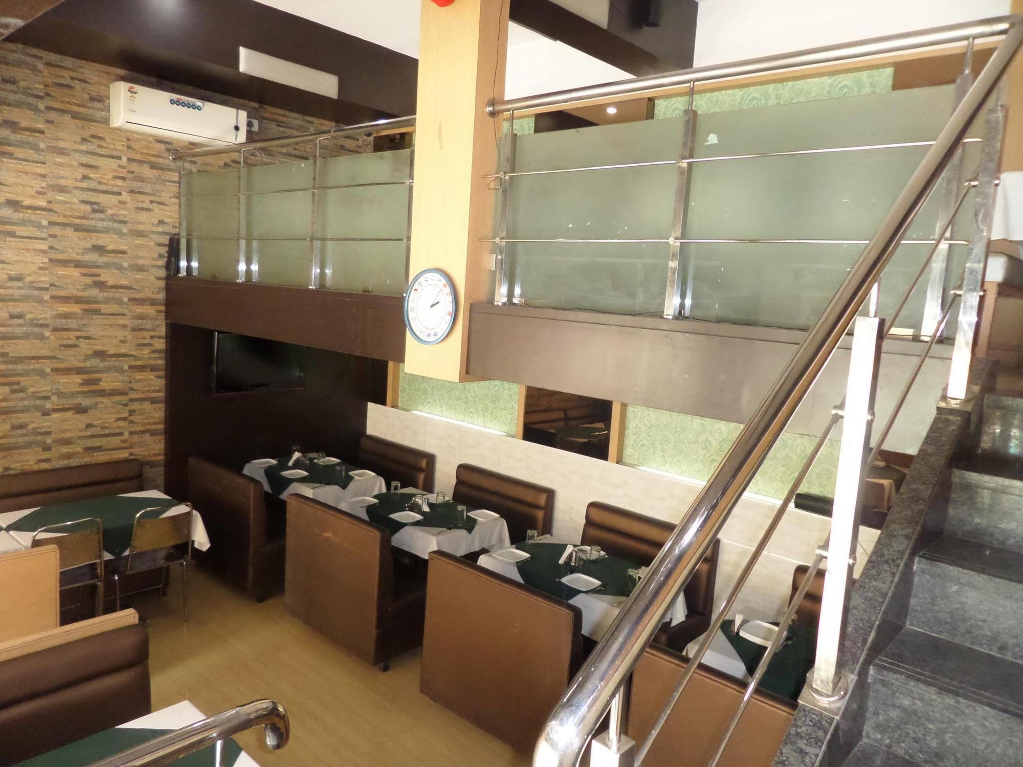 Oyo 2026 Hotel Aishwarya Residency Нави Мумбай Екстериор снимка